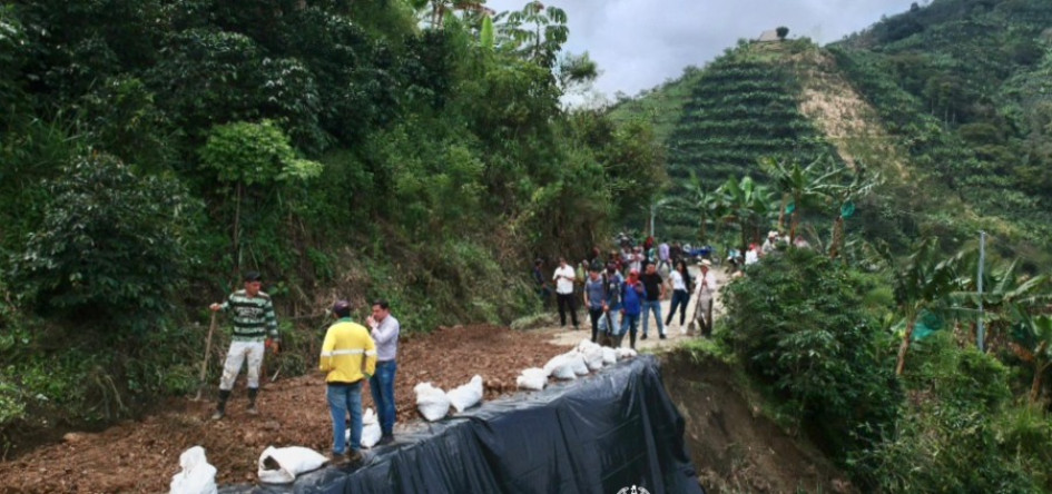 El alcalde de Anserma, Omar Reina, inspeccionó intervenciones en deslizamiento en la vereda La Rica.