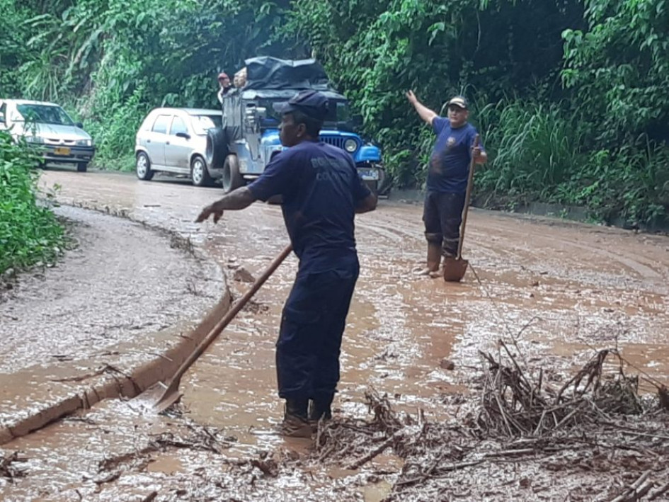 Un derrumbe provocó este viernes el cierre de la vía Arauca - La Rochela, en Palestina (Caldas).