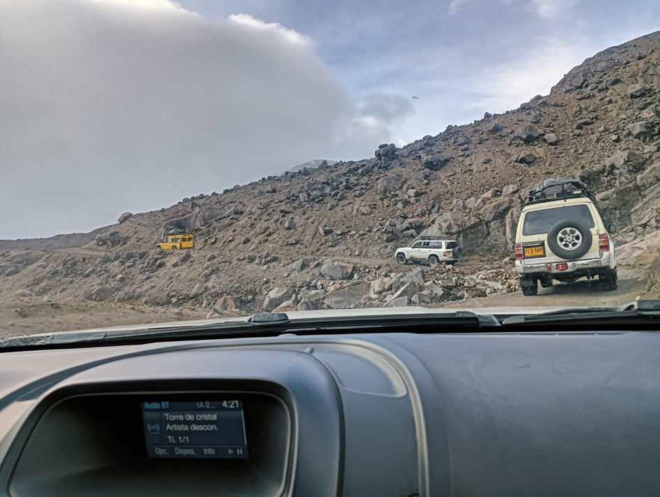 La Secretaría de Medio Ambiente publicó en su cuenta de X cuando los 32 turistas, conductores y operadores turísticos, llevan la mitad del recorrido de evacuación. "Están llegando al sector conocido como Valle de las Tumbas. Están en perfectas condiciones".