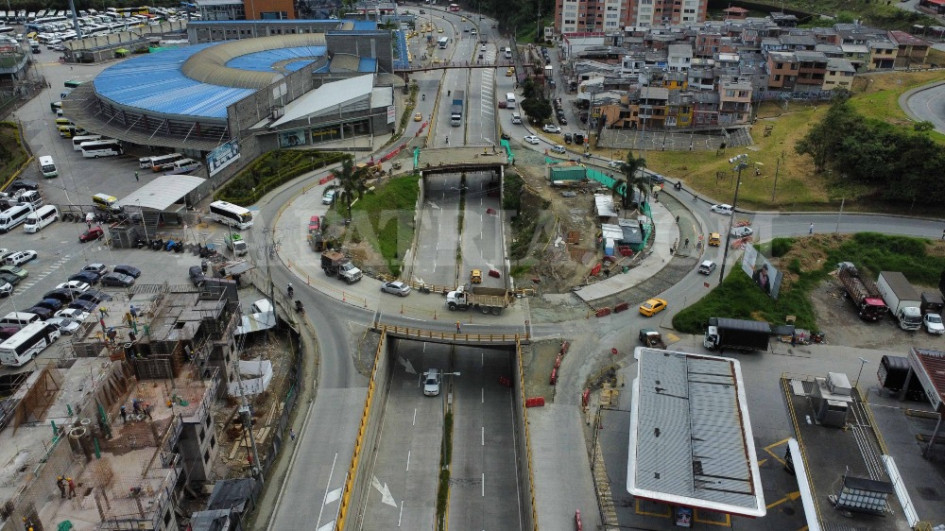 La comunidad en Los Cámbulos aún espera el puente elevado que serviría para retornar a Villamaría. Aunque el avance de las obras del intercambiador vial ya está en el 99%, según dijo en abril el director del Instituto Nacional de Vías en Caldas, Julio Guevara, comerciantes lamentan que las construcciones han disminuido su clientela y piden que se aceleren los trabajos, que inicialmente se iban a culminar en septiembre del 2023.