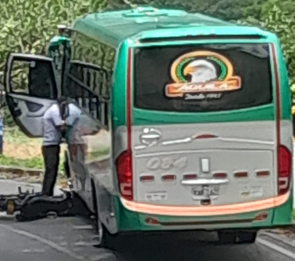 La moto y el bus chocaron en el sector San Juan, entre Marquetalia y Manzanares (Caldas).