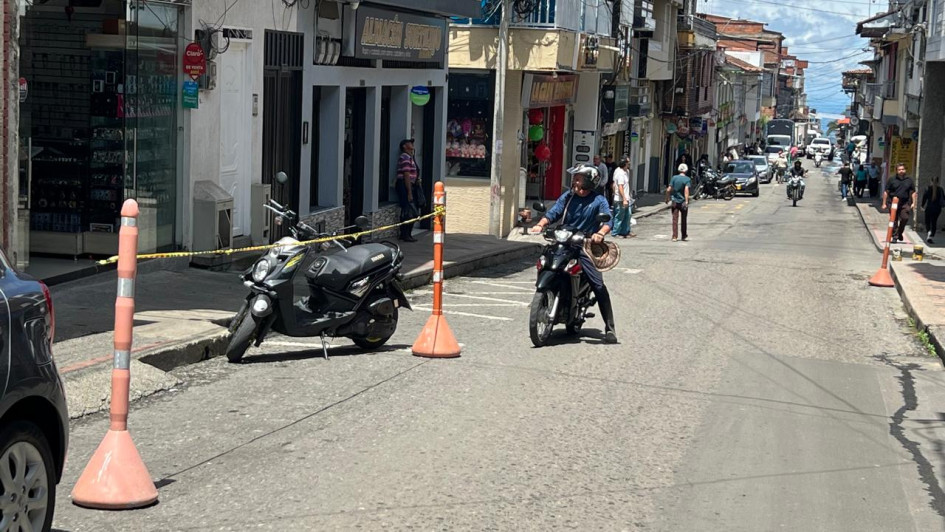 Los comerciantes se toman la vía cerrando algunos tramos con cintas.