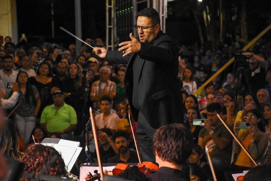 El pacoreño Diego Palacio Alzate, director de la Orquesta Filarmónica de la Universidad del Quindío este viernes en el concierto inaugural.