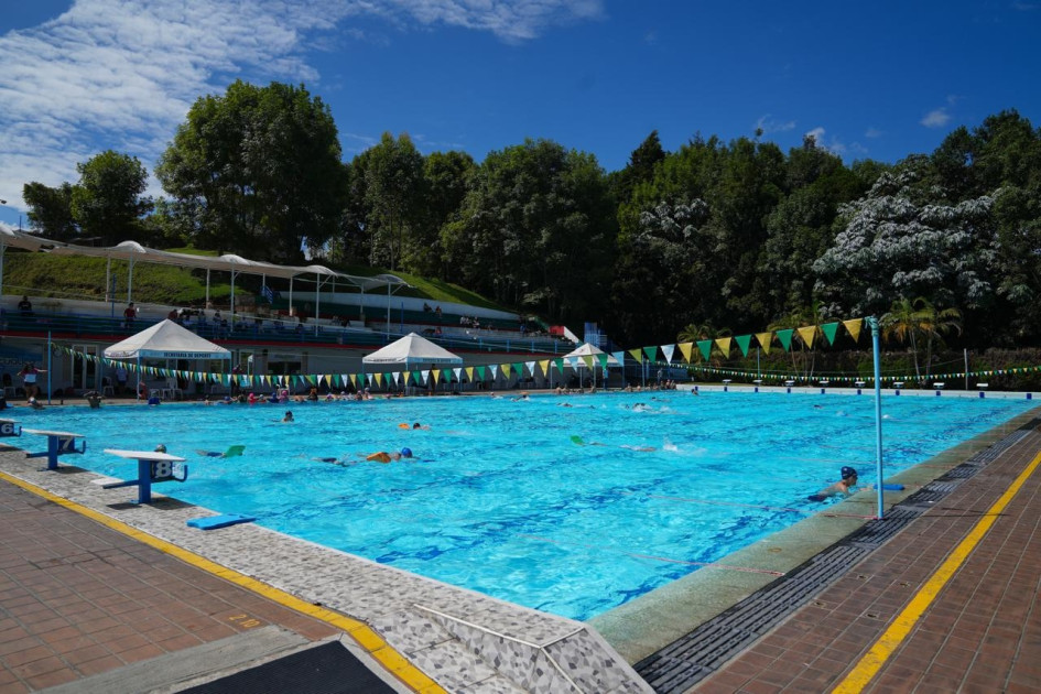 Muchas familias disfrutan sus vacaciones en piscinas. Se recomienda hacer un uso responsable, evitando juegos de contacto y siempre los menores de edad con la supervisión de un adulto responsable.