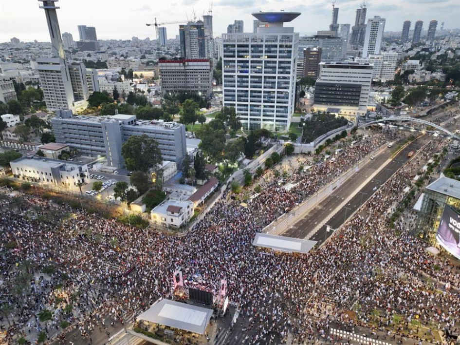 Miles de personas participan en una protesta este sábado, contra el Gobierno del primer ministro, Benjamín Netanyahu, en la plaza de la Democracia de Tel Aviv (Israel).