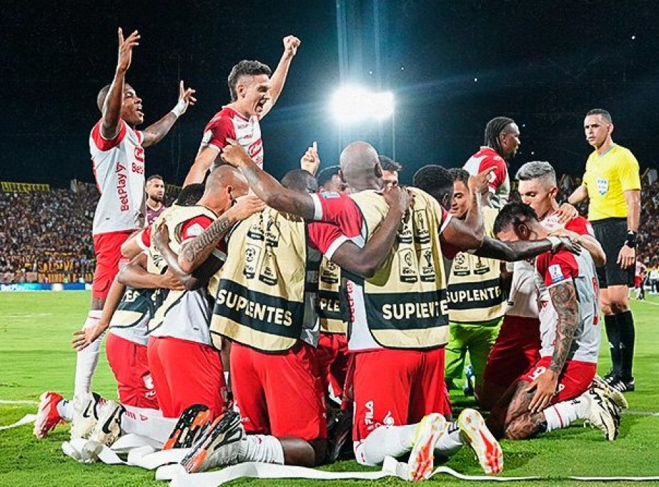 Santa Fe celebra triunfo ante el Deportes Tolima en Ibagué.