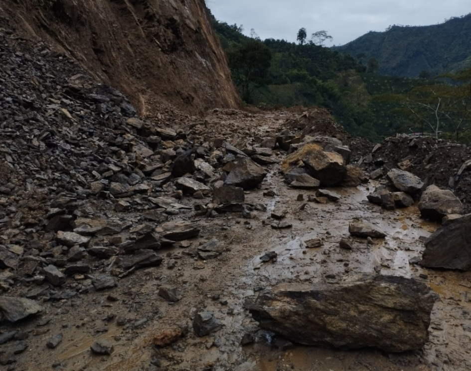 Caída de tierra y rocas cerró el paso al corregimiento de Las Margaritas, en Manzanares (Caldas).