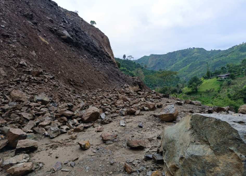 Este derrumbe cayó esta semana en la vía entre Pataqueros y Manzanares. Hoy se reporta cierre por derrumbe en el sector Villalor.