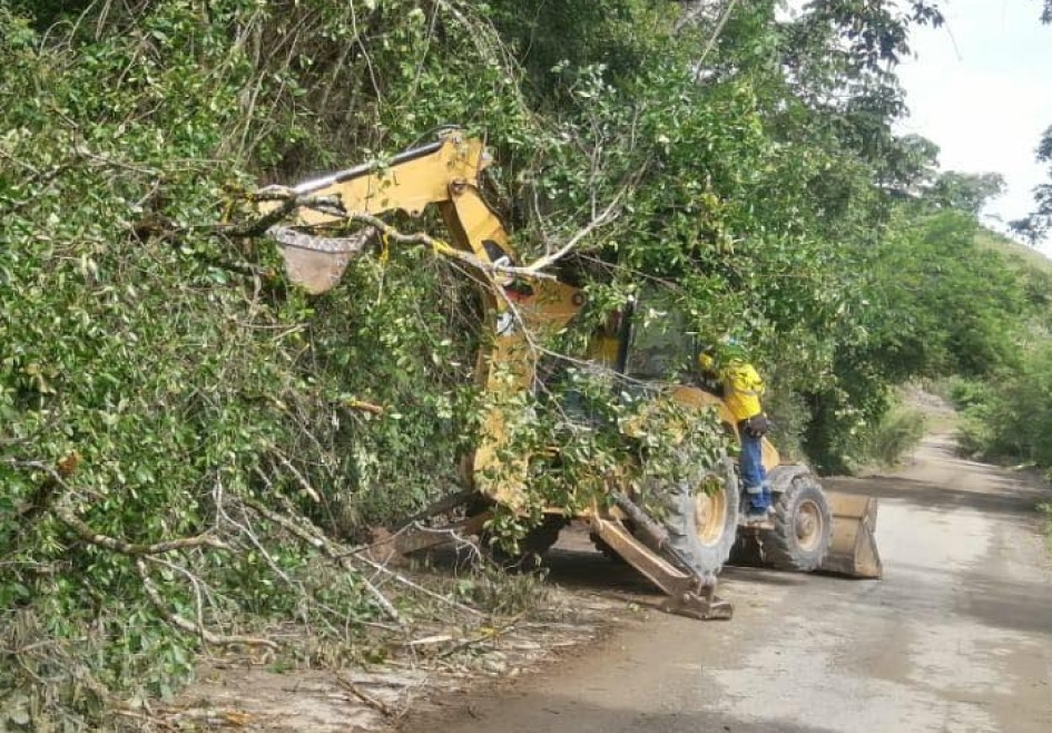 Los combos de maquinaria pesada son los encargados de mantener habilitado el paso en las vías de Caldas.