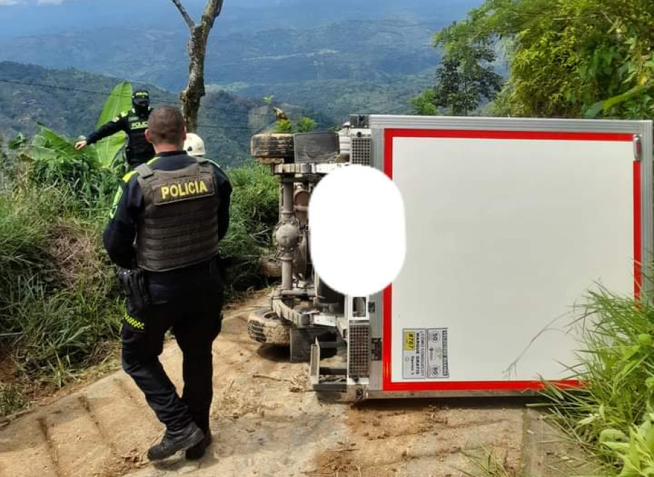 Este es el furgón volcado en San José (Caldas). Transportaba alimentos.