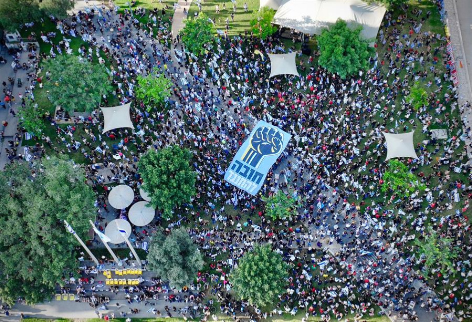 Miles de personas frente al edificio Histadrut en Tel Aviv convocan a una huelga general hasta que se fije la fecha de las elecciones generales.