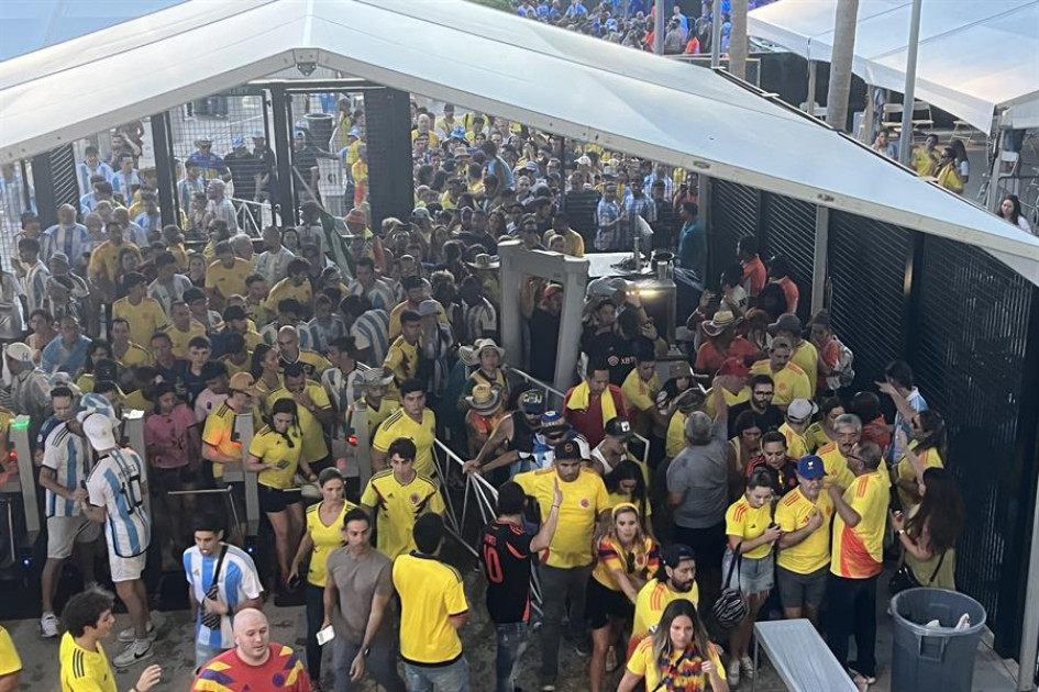 Aficionados ingresan sin control al estadio Hard Rock este domingo previo a la final de la Copa América, en Miami (Estados Unidos).