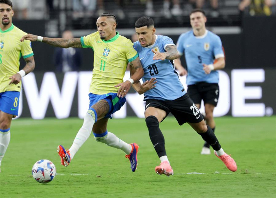 La Celeste terminó los 90 minutos con diez jugadores