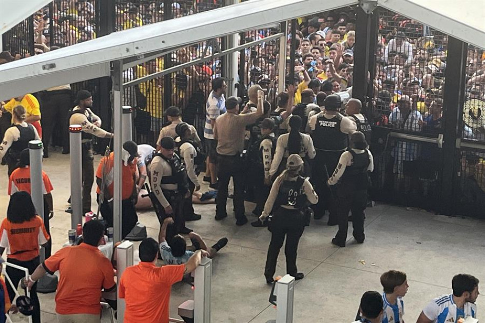 Integrantes de la Policía de Estados Unidos debieron controlar el caótico ingreso de los aficionados al estadio Hard Rock de Miami.