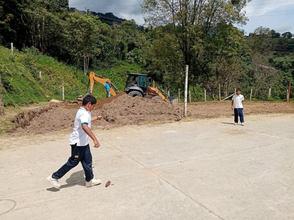 Los dineros para hacer esa obra y para pintar la escuela salen del programa Pacto por la Educación.