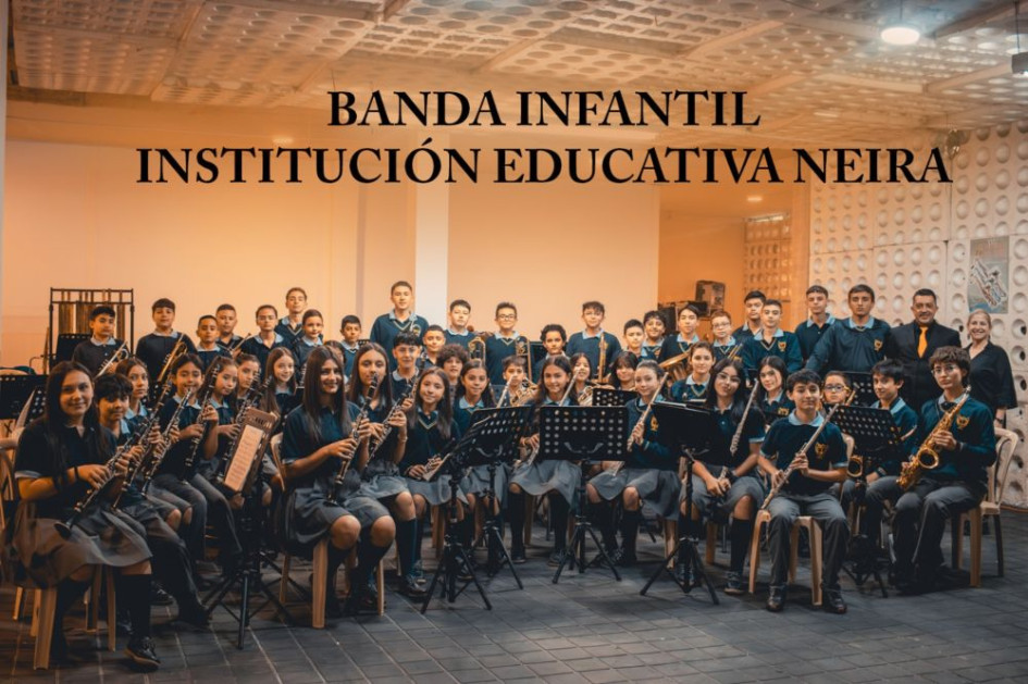 La banda de la Institución Educativa Neira en su nueva sala de música.
