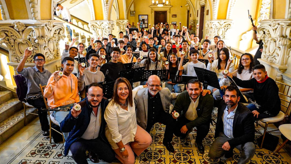 Los integrantes de la Banda Sinfónica Juvenil de Caldas con el gobernador de Caldas, Henry Gutiérrez.