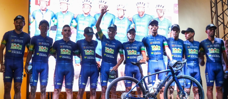 El grupo deportivo de 100% Huevos - Alcaldía de Manizales - Gobernación de Caldas.