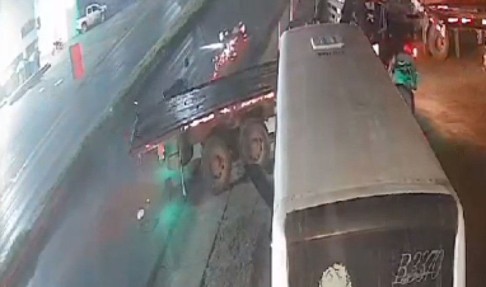 El choque de la moto contra la parte trasera de la tractomula.