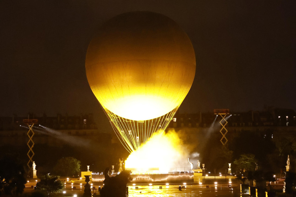 Vista del encendido del pebetero durante la ceremonia de inauguración de los Juegos Olímpicos de París 2024, este viernes en la capital francesa.