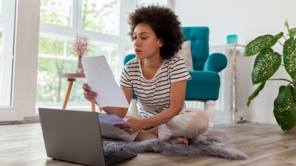 Mujer pagando una factura por internet