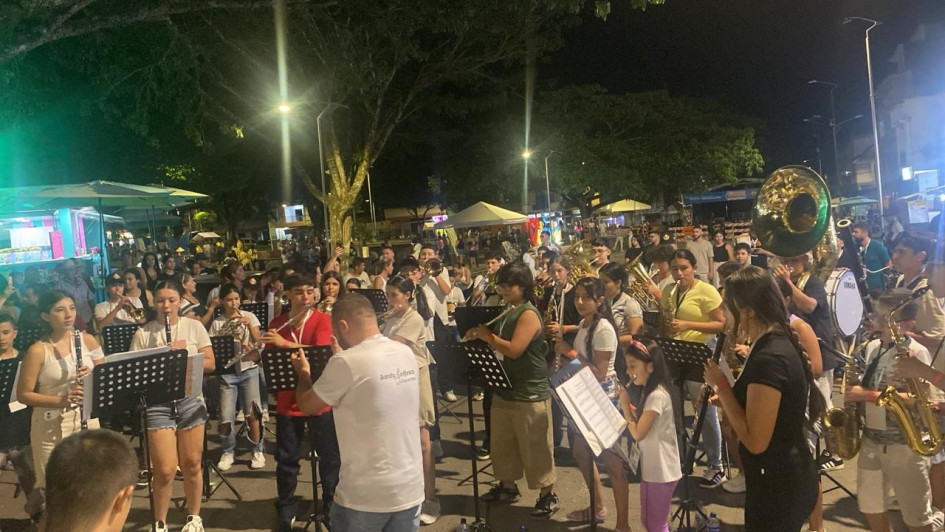 En el parque principal de Viterbo se presentan de las ocho bandas participantes.
