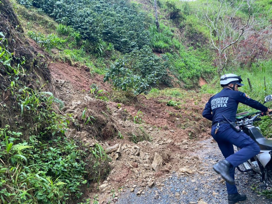 Bomberos atienden el derrumbe en Pensilvania, en el sector Bolivia - El Higuerón. En por lo menos nueve municipios de Caldas se presentaron deslizamientos en la mañana de este jueves, según la Secretaría de Infraestructura.