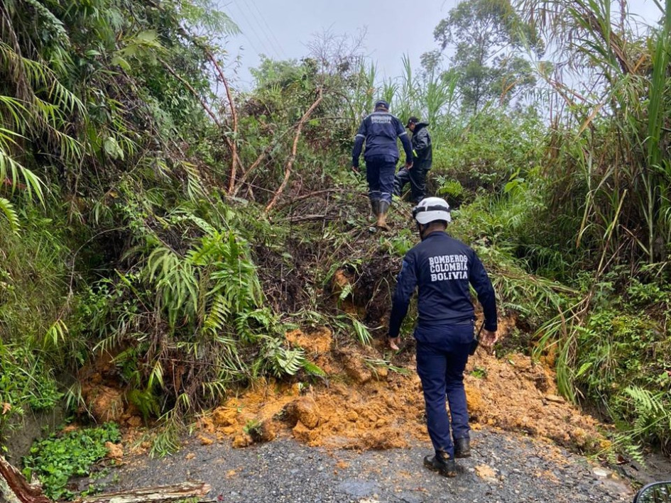 En la foto, bomberos del corregimiento Bolivia (Pensilvania) atienden un deslizamiento en El Higuerón. 21 rutas de Caldas tienen la movilidad afectada este jueves por derrumbes, construcciones de placas huella y obras de protección. 