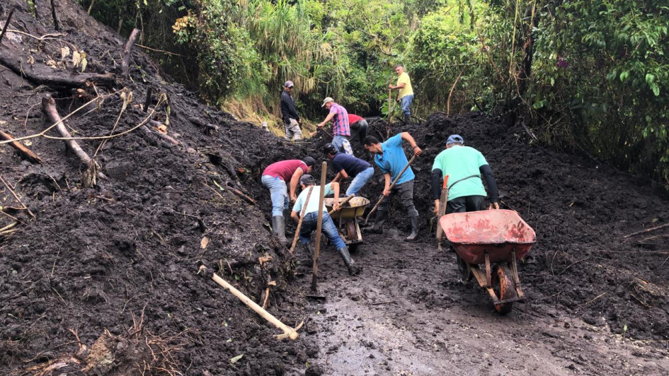Habitantes del corregimiento Montebonito (Marulanda, Caldas) despejaron este jueves la vía del sector luego de un derrumbe. Gracias a su intervención, hay paso provisional. El viernes llegaría personal de la Gobernación a terminar de remover la tierra. Al menos 14 vías de Caldas tuvieron cierres por derrumbes y obras. En total, 24 rutas del departamento sufrieron afectaciones en la movilidad.