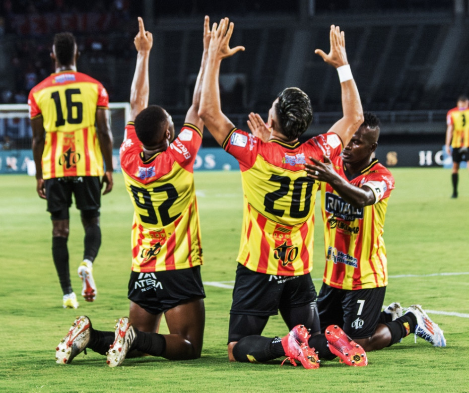 Eberton Moreno (de espalda) Andrés Ibarguen (izq), Fernando Uribe y Carlos Darwin Quintero.