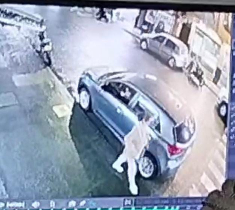 La víctima se alista a cruzar la cebra.