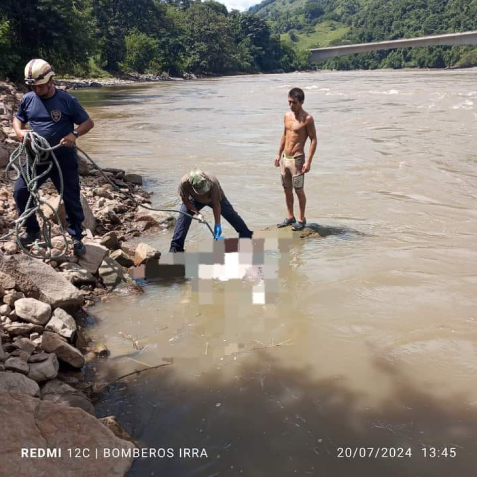 El cuerpo hallado. Fotos de Bomberos Irra