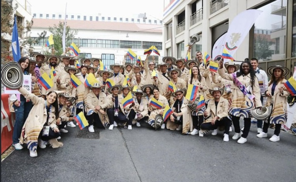 Deportistas colombianos de camino a la ceremonia.