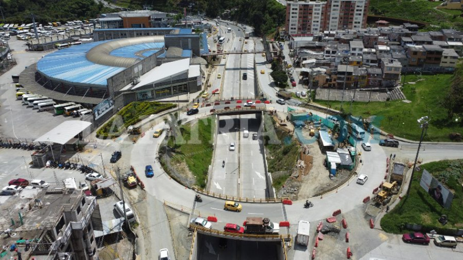 Foto | LA PATRIA Así se ve la glorieta del intercambiador Los Cámbulos este lunes. El retorno a Villamaría o La Enea está habilitado.