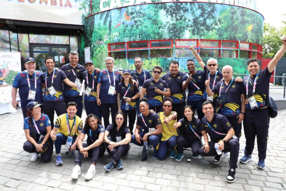 Deportistas y miembros de la delegación colombiana en la inauguración este jueves de la Casa Colombia, ubicada en el Parc de la Villette de París.
