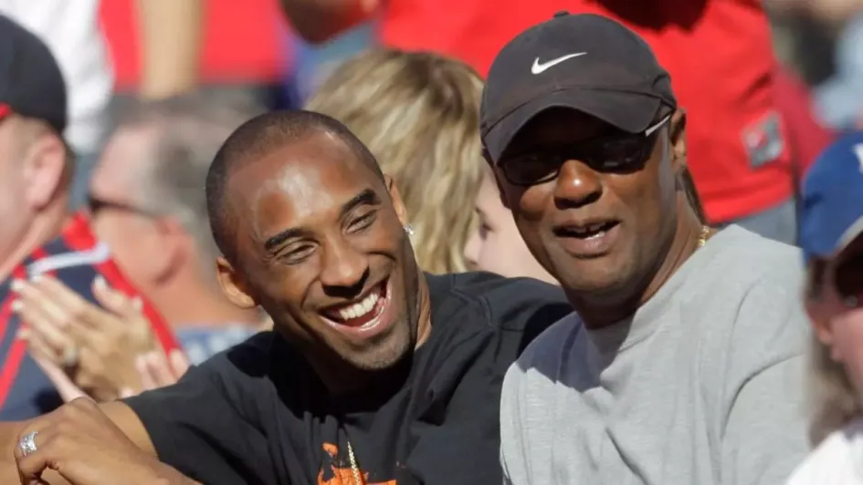 Joe Bryant (de gorra), junto a su hijo, el también fallecido Kobe Bryant.
