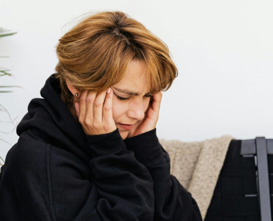 Consulte con un médico por el dolor de cabeza que lo aqueje. No se automedique. Eso podría empeorar la situación.