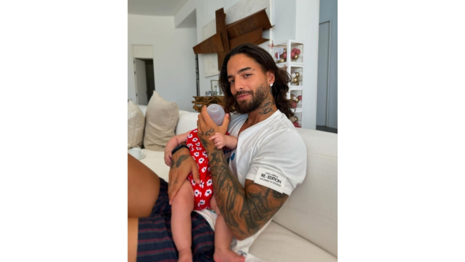 El cantante Maluma con su hija Paris.