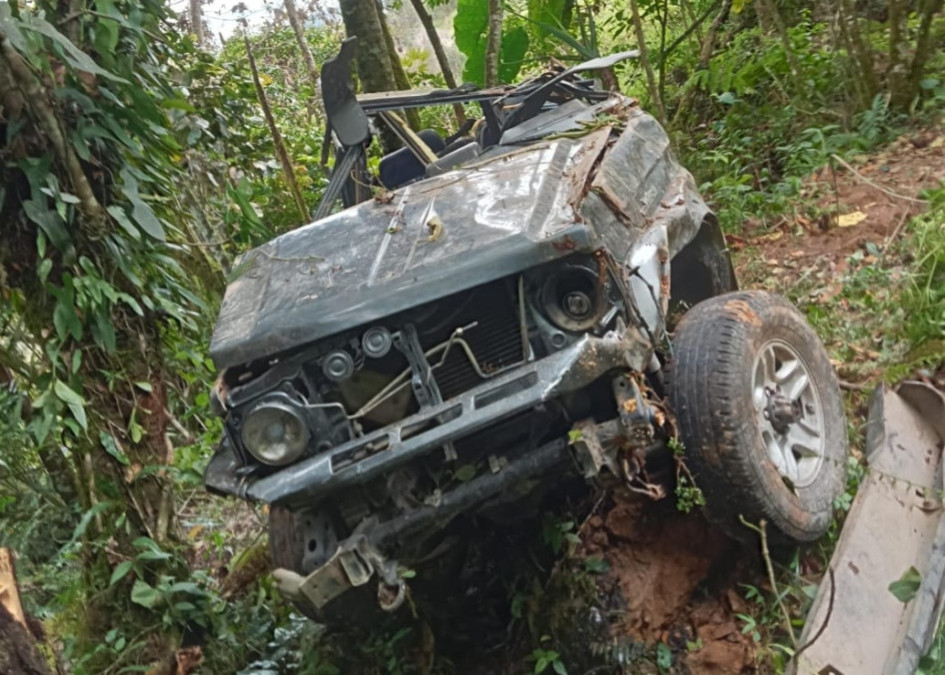 Entre miembros de Bomberos y la comunidad rescataron a los lesionados en el accidente de tránsito en Manzanares.