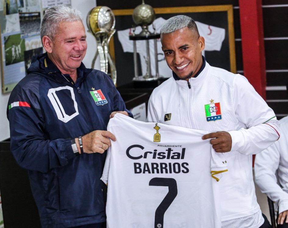 Hernán Darío Herrera, técnico del Once Caldas, con Michael Barrios, refuerzo.