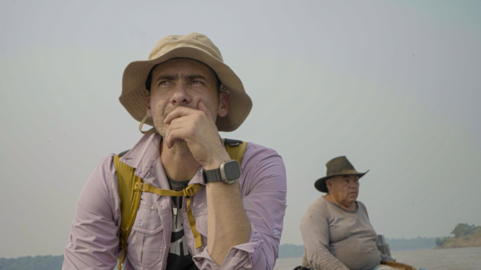 Mauricio Salazar navegando el río Meta junto a Jairo Castiblanco, nieto del último cazador de cocodrilos del Orinoco. Orocué, Casanare.