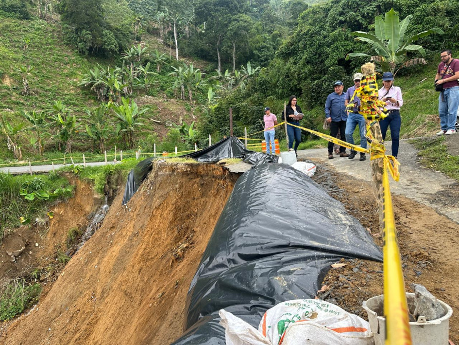 En la vía Riosucio - Bonafont una falla geológica ha generado inestabilidad en la vía.