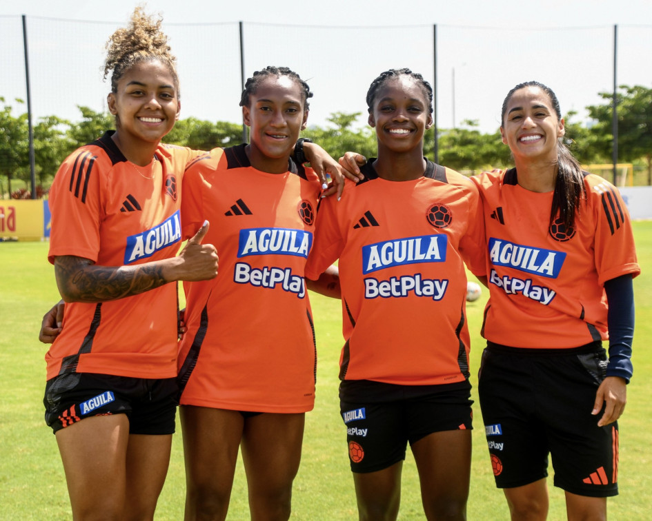 De izq. a der., Jorelyn Carabalí, Daniela Caracas, Linda Caicedo y Carolina Arias, jugadoras de la selección Colombia.