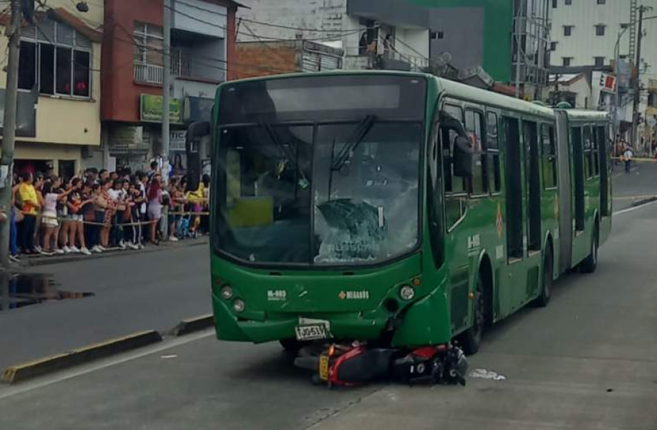 Accidente de moto con articulado del Megabús, por presuntamente, invadir carril de Solo Bus, resultó fatal para la parrillera. 