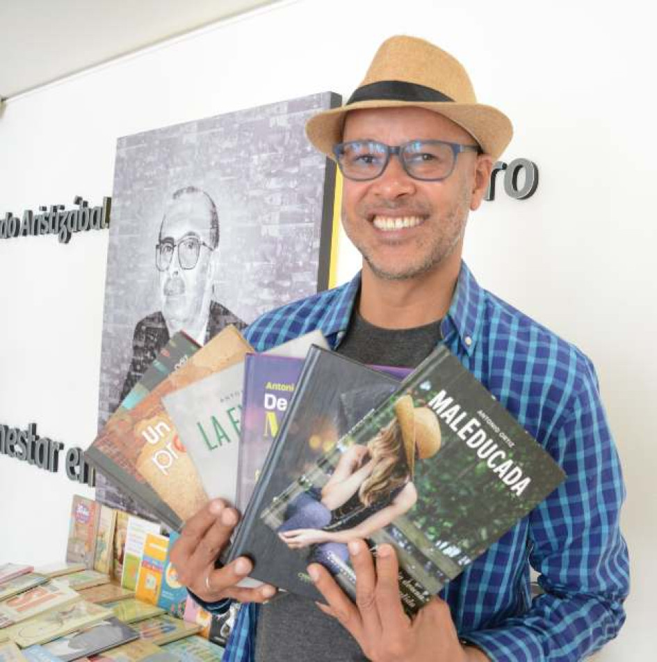 El escritor bogotano Antonio Ortiz estuvo en la sede de Confa en Manizales, durante la ceremonia de entrega de 96 bibliotecas para escuelas y colegios públicos de Caldas.