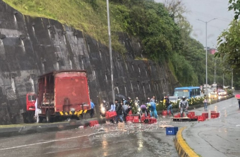La solidaridad de las personas que ayudan al conductor a recoger la mercancía. 