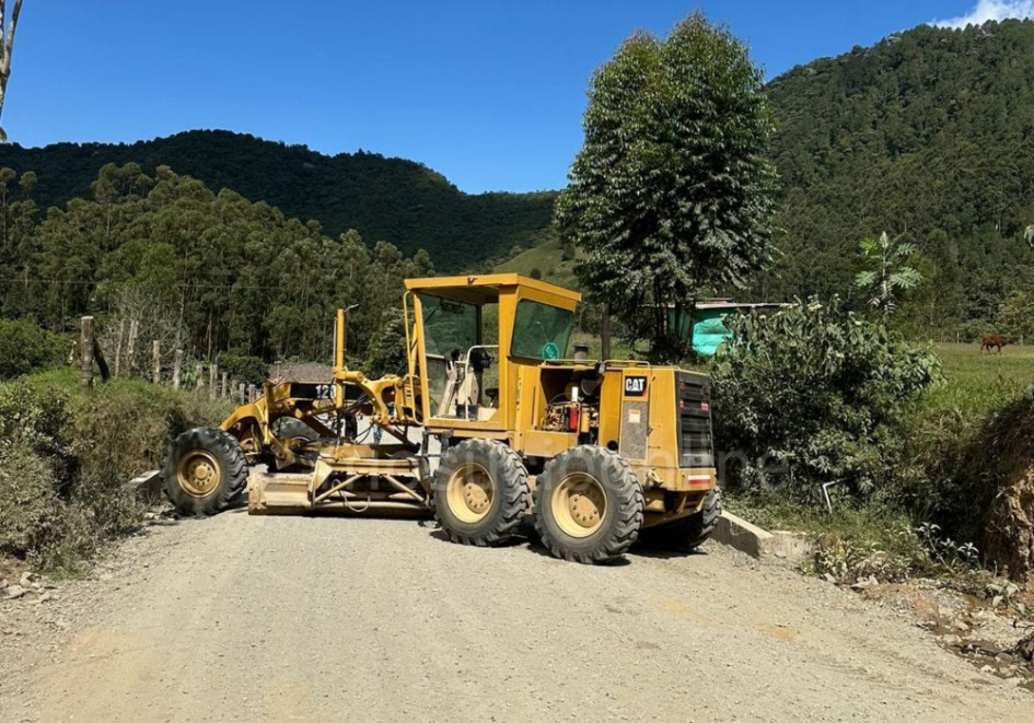 En la vía entre Riosucio y Jardín atravesaron maquinaria amarilla para bloquear el paso. 