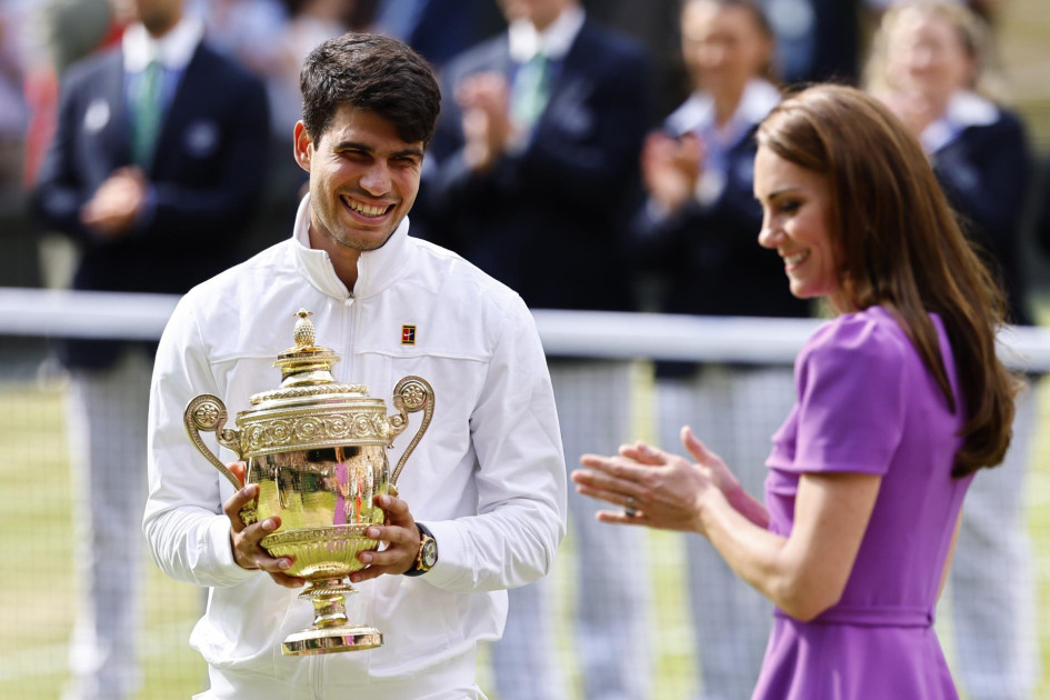 Carlos Alcaraz recibe el trofeo de manos de la princesa Catalina de Gales tras ganar la final del Campeonato de Wimbledon contra Novak Djokovic.