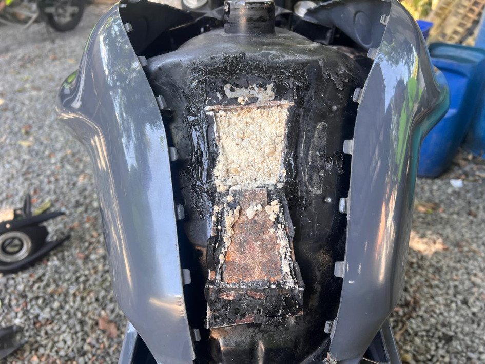 Al motociclista lo capturaron tras hallar la caleta para cocaína en su motocicleta.