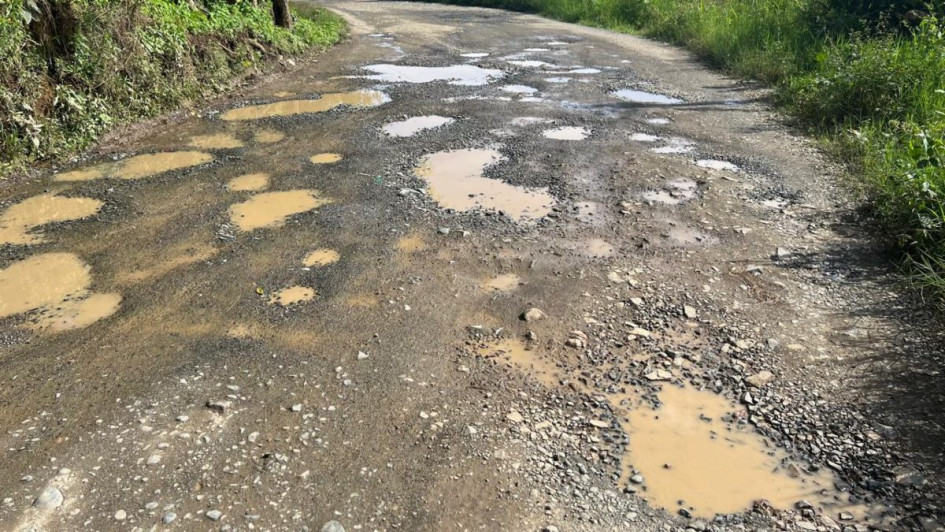Los huecos que hay en la vía representan un peligro para los conductores que se movilizan por ella.